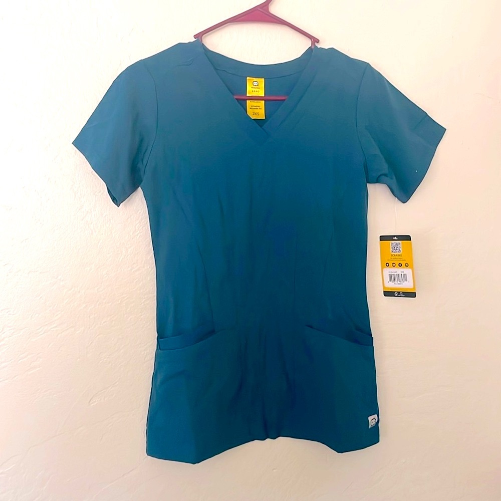 Wonder wink scrub top in Caribbean Blue